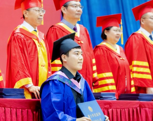 果显示, 靖崑身着学, 今年对梁靖